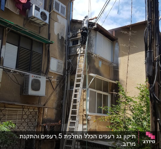 אדם על סולם ליד גג עם אנטנה ודוד שמש